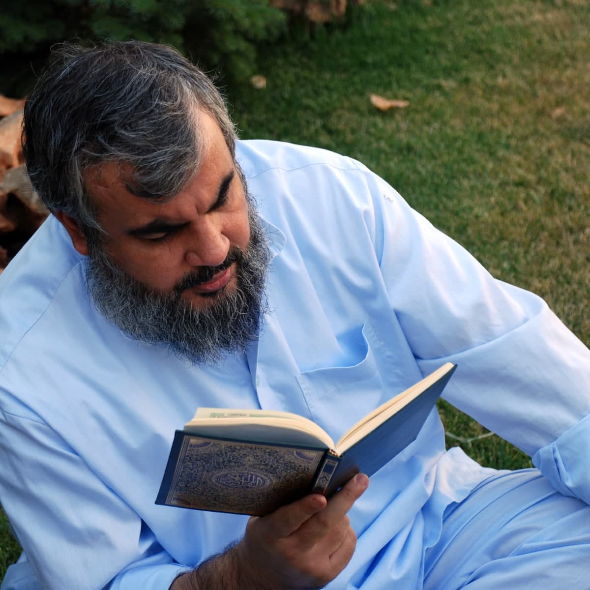 تصویر باکیفیت شهید سید حسن نصرالله در حال قرائت قرآن