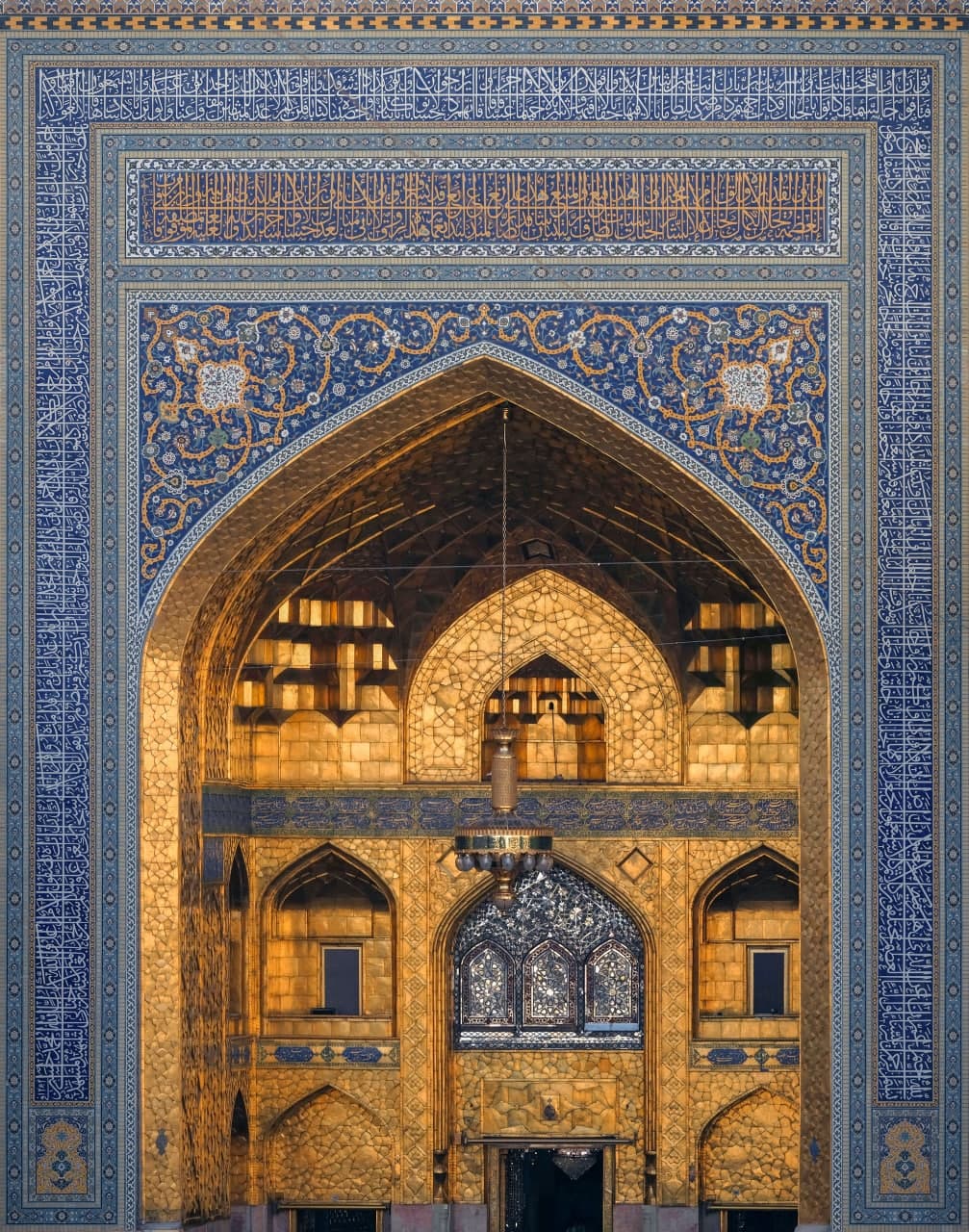 تصویری از ایوان طلا حرم امام رضا