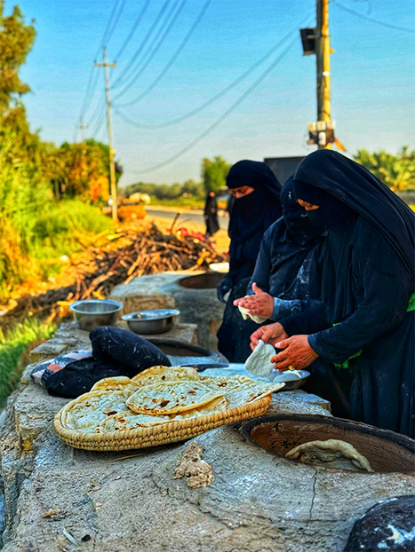 تصویر باکیفیت از پخت نان زنان عرب در مسیر پیاده روی اربعین حسینی