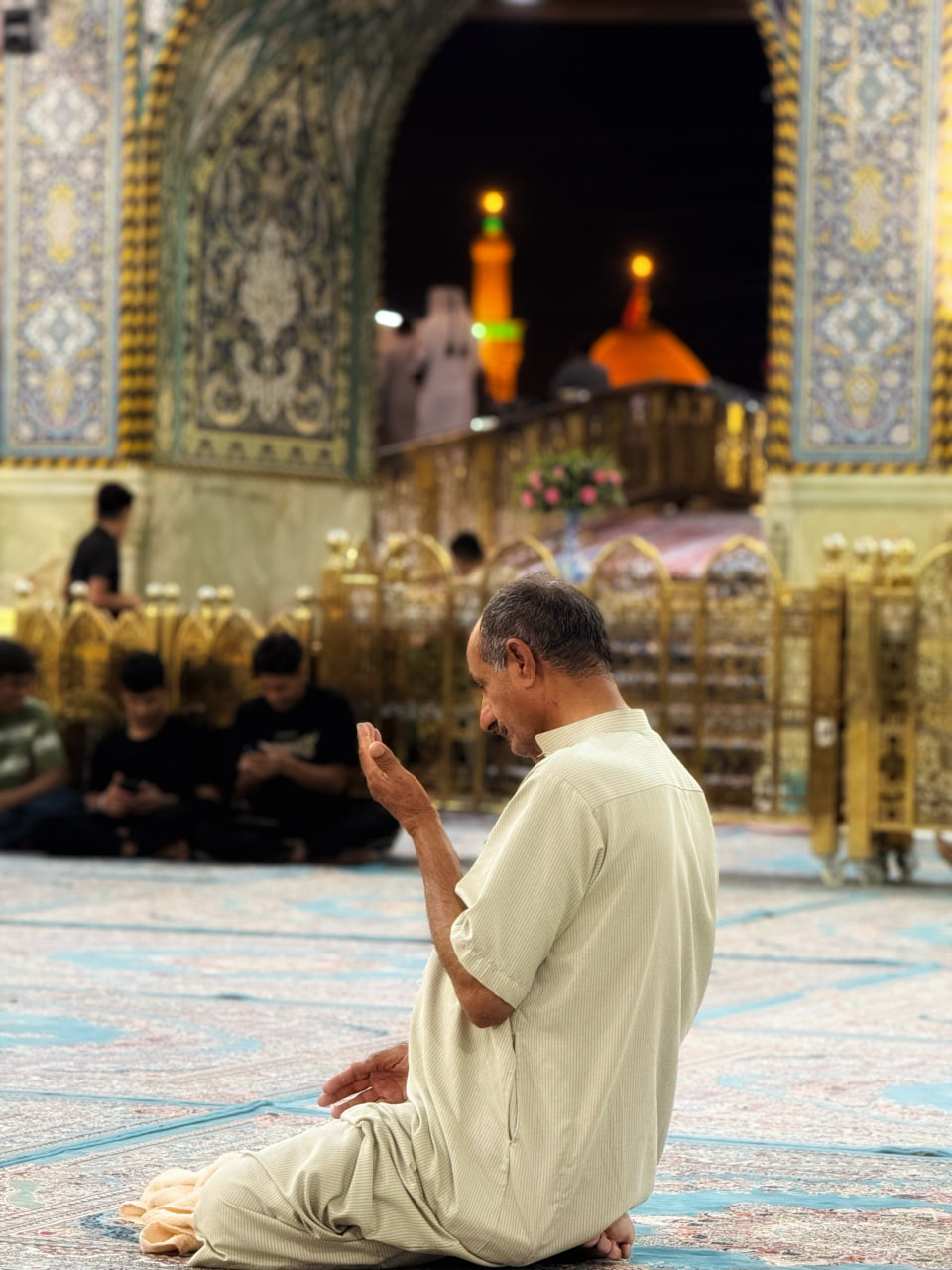 تصویر باکیفیت از زائر حرم امام حسین علیه السلام