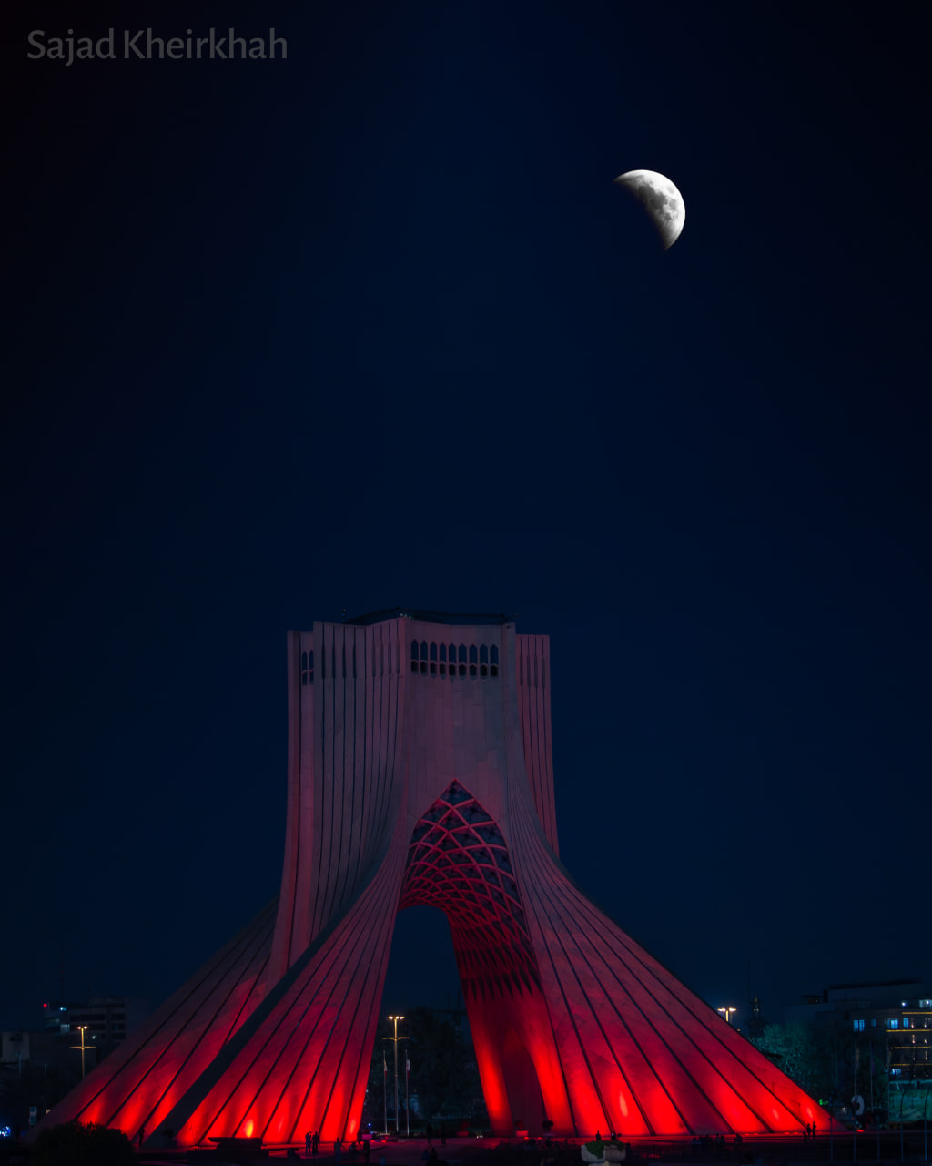 ماه گرفتگی تهران - برج آزادی