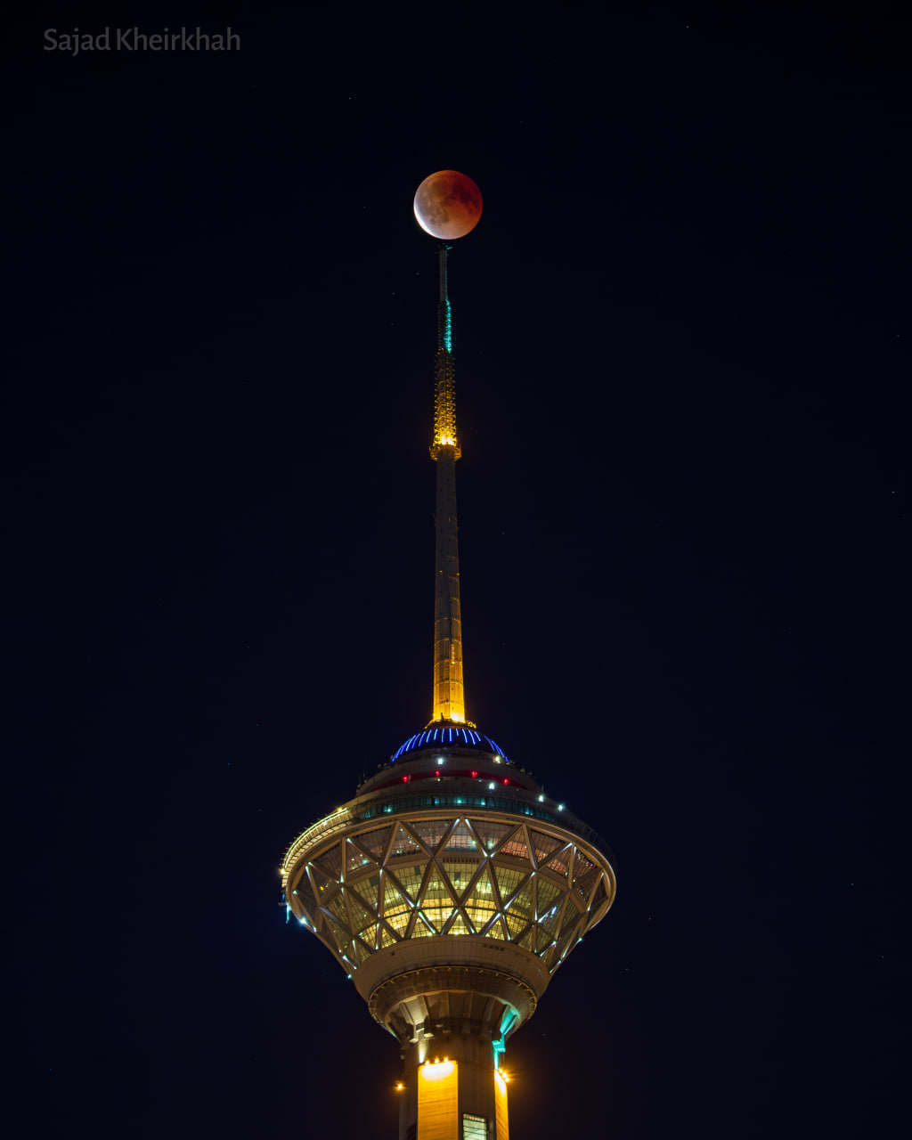 برج میلاد و ماه گرفتگی