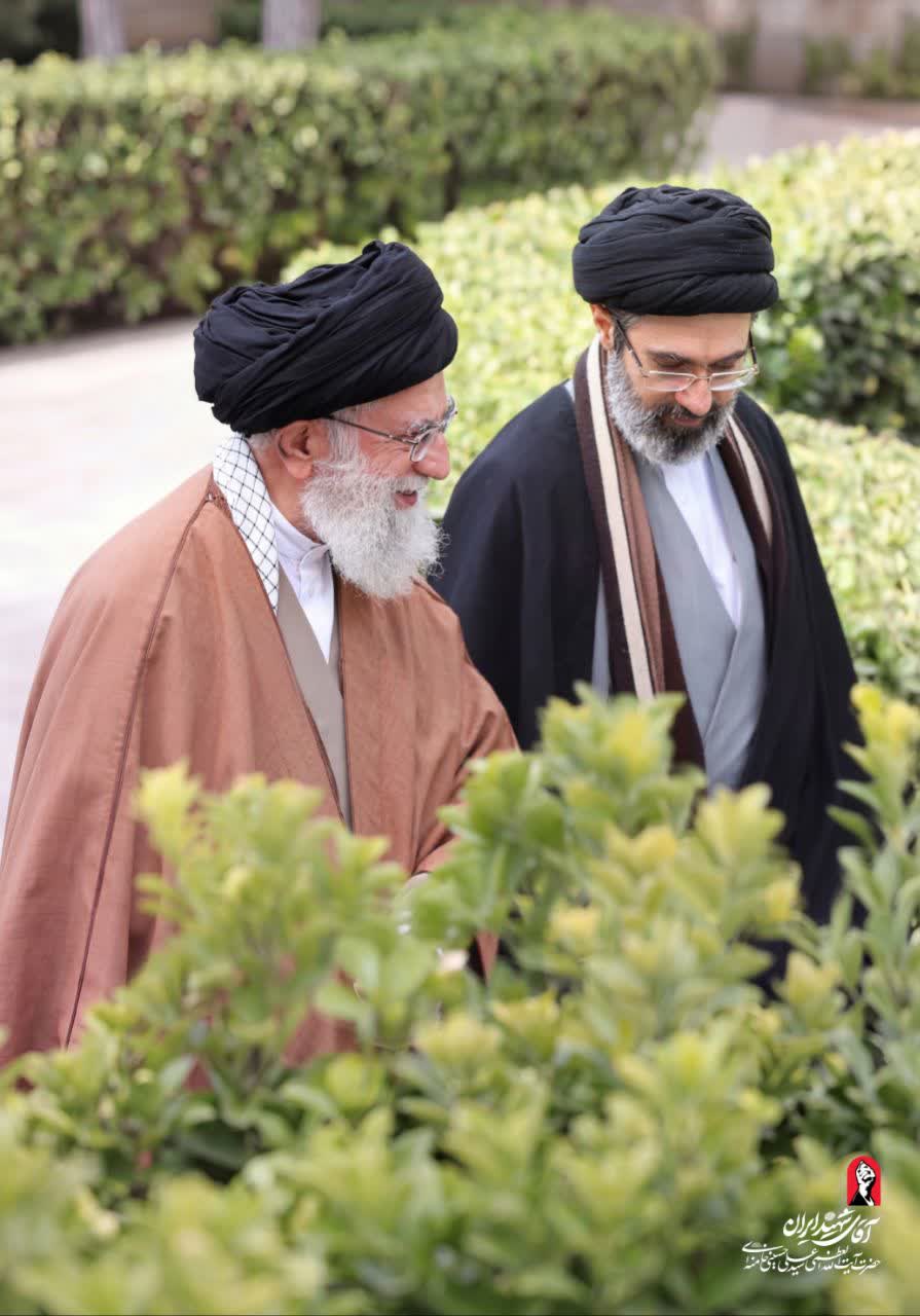 تصویر باکیفیت شهید سید علی خامنه ای و آیت الله سید مجتبی حسینی خامنه ای
