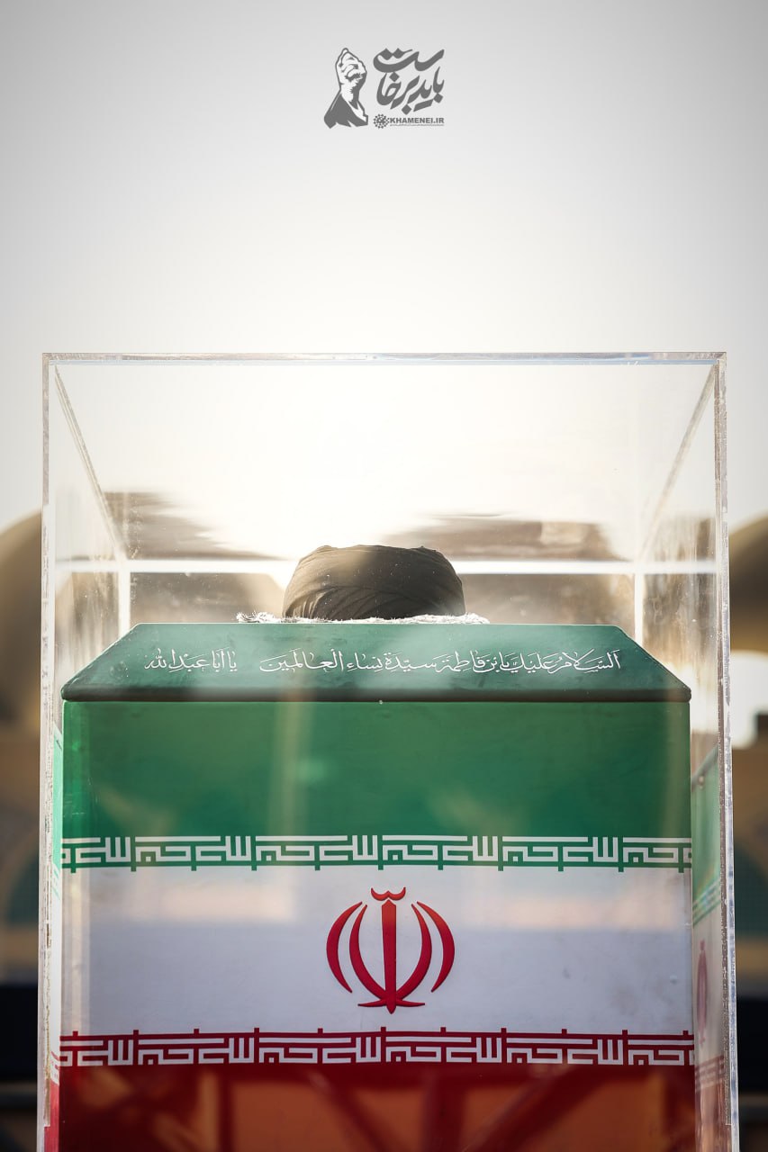 تصویر ماندگار از پیکر مطهر رهبر شهید در مصلی امام خمینی (ره) تهران
