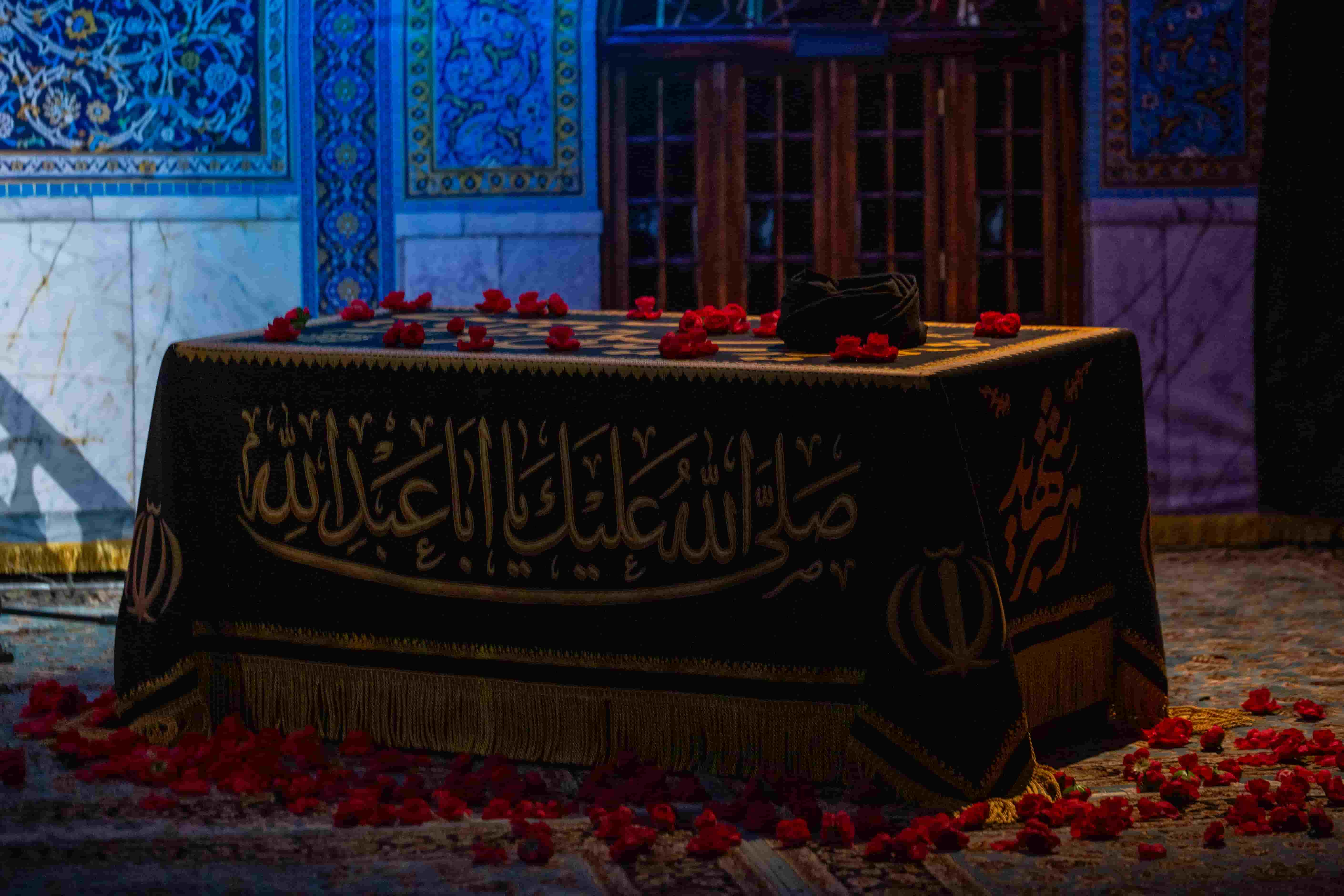 پارچه روی مزار رهبر شهید