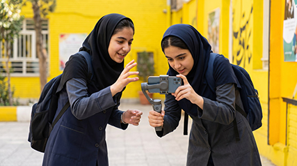 تصویر دختران دانش آموز درحال تولید محتوا