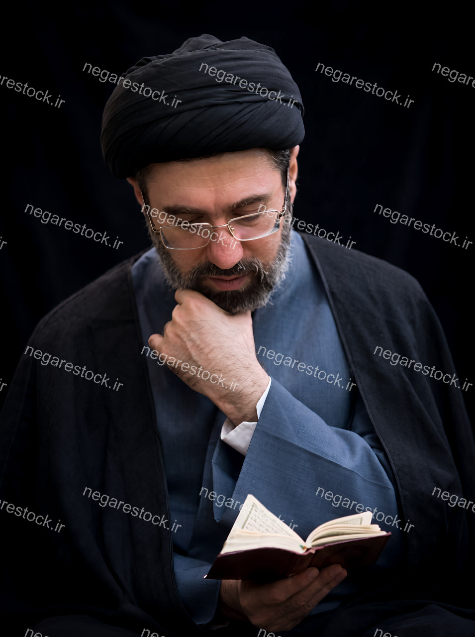 تصویر خام و با کیفیت آیت الله سید مجتبی خامنه ای در حال مطالعه قرآن