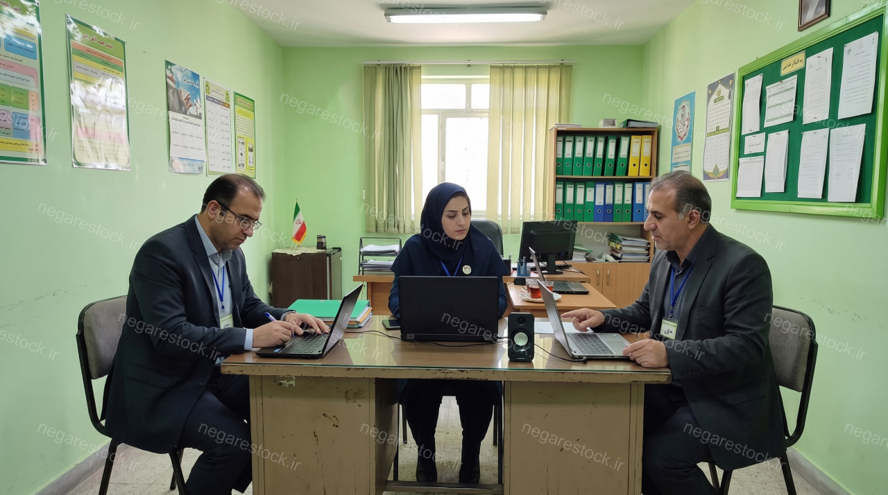 تصویر کارمندان پشت میز در محیط کار